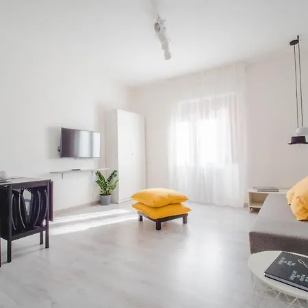 Lady Butterfly - Metro A Lucio Sestio Apartment